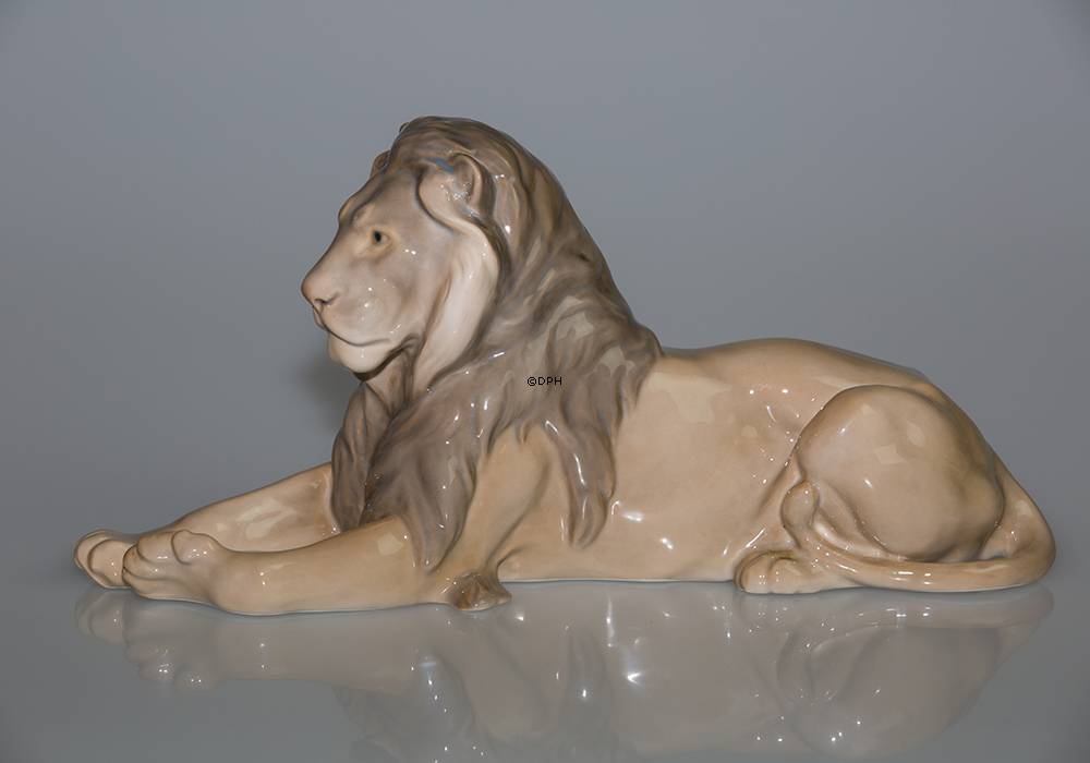 Löwe liegend majestätisch mit Kopf hoch, Bing & Gröndahl Figur Nr. 1677