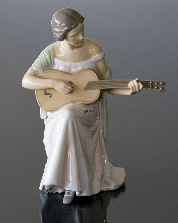 Frau mit Gitarre, Bing &amp; Gr&#xF6;ndahl musikalische Figur Nr. 1021416 / 1684