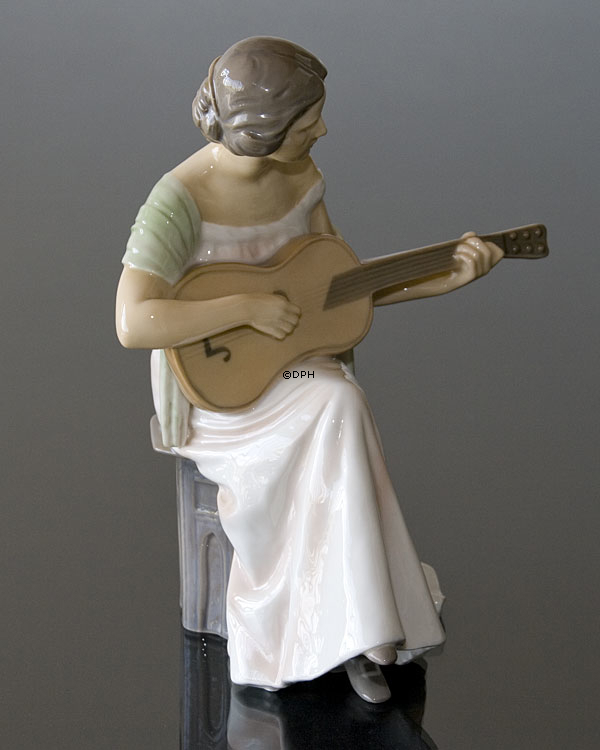 Frau mit Gitarre, Bing & Gröndahl musikalische Figur Nr. 1021416 / 1684