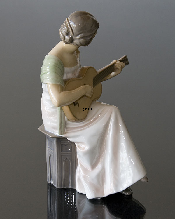Frau mit Gitarre, Bing & Gröndahl musikalische Figur Nr. 1021416 / 1684
