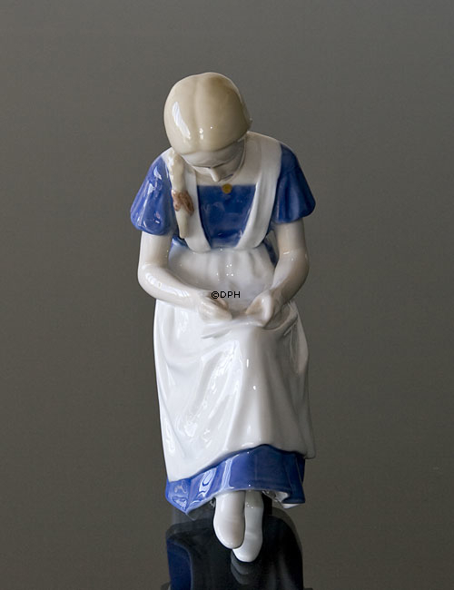 Mädchen schreiben, Bing & Gröndahl Figur Nr. 1687