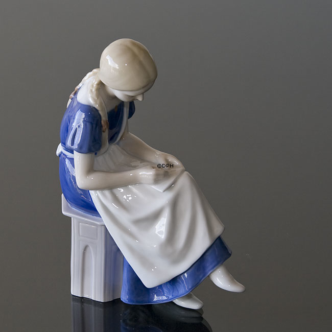 Mädchen schreiben, Bing & Gröndahl Figur Nr. 1687