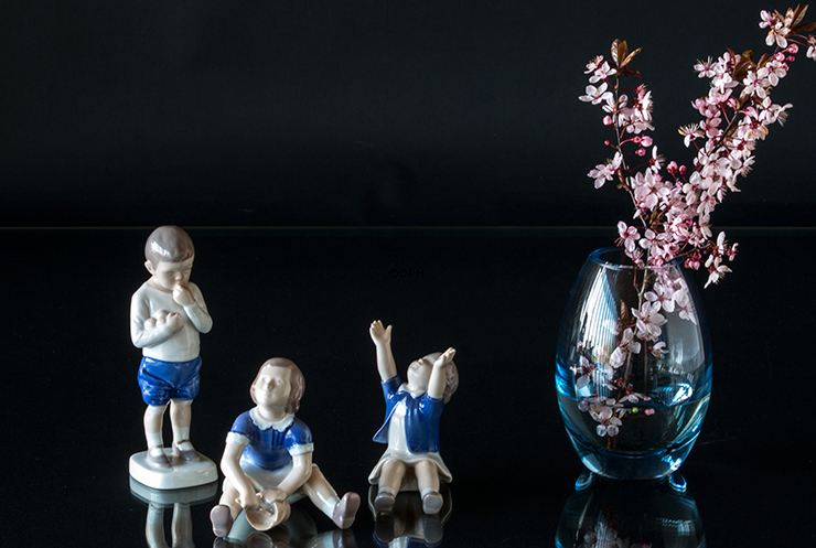 Peter, Junge stehend mit Äpfeln, Bing & Gröndahl Figur Nr. 1696