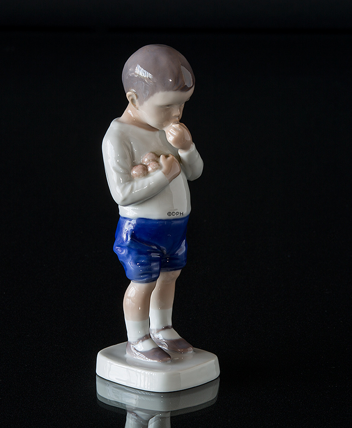 Peter, Junge stehend mit Äpfeln, Bing & Gröndahl Figur Nr. 1696