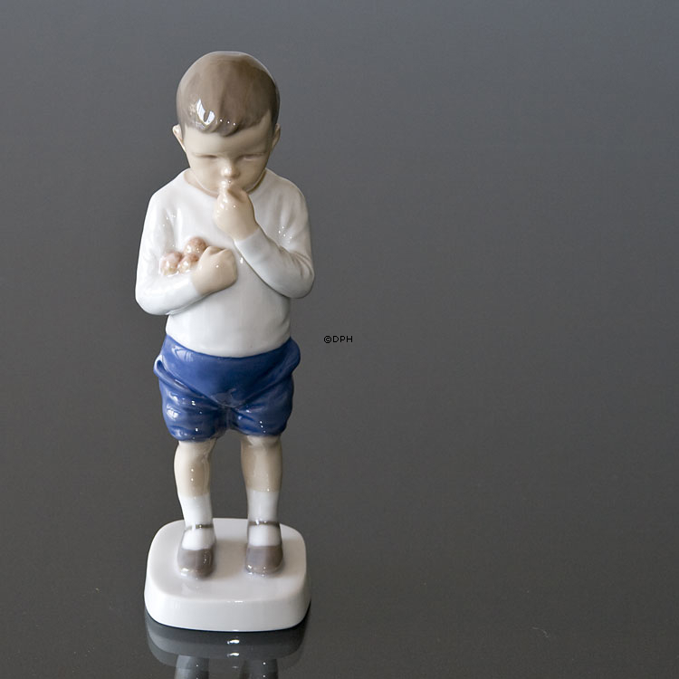 Peter, Junge stehend mit Äpfeln, Bing & Gröndahl Figur Nr. 1696