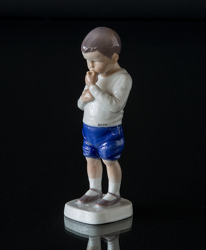 Peter, Junge stehend mit Äpfeln, Bing & Gröndahl Figur Nr. 1696