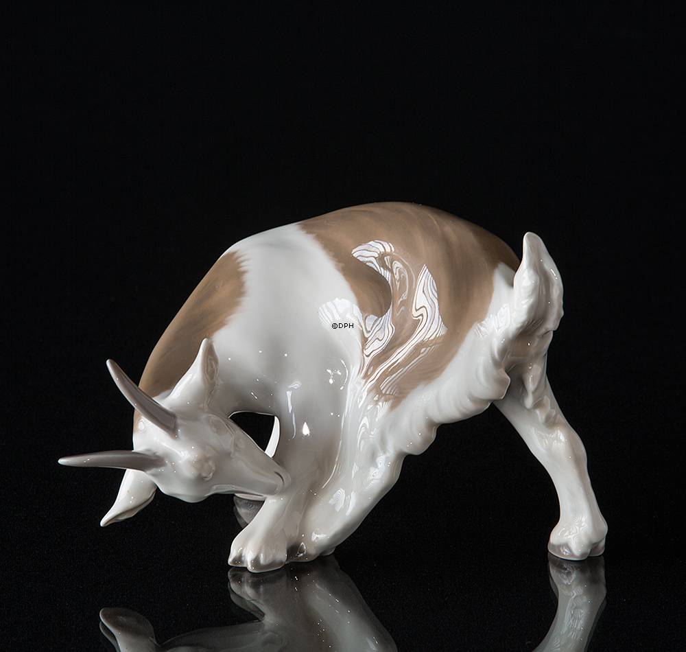 Ziege Leckt, Bing & Gröndahl Figur Nr. 1700