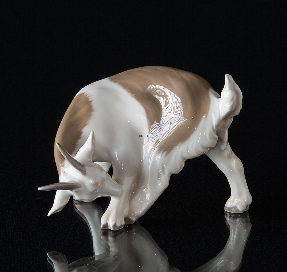 Ziege Leckt, Bing & Gröndahl Figur Nr. 1700