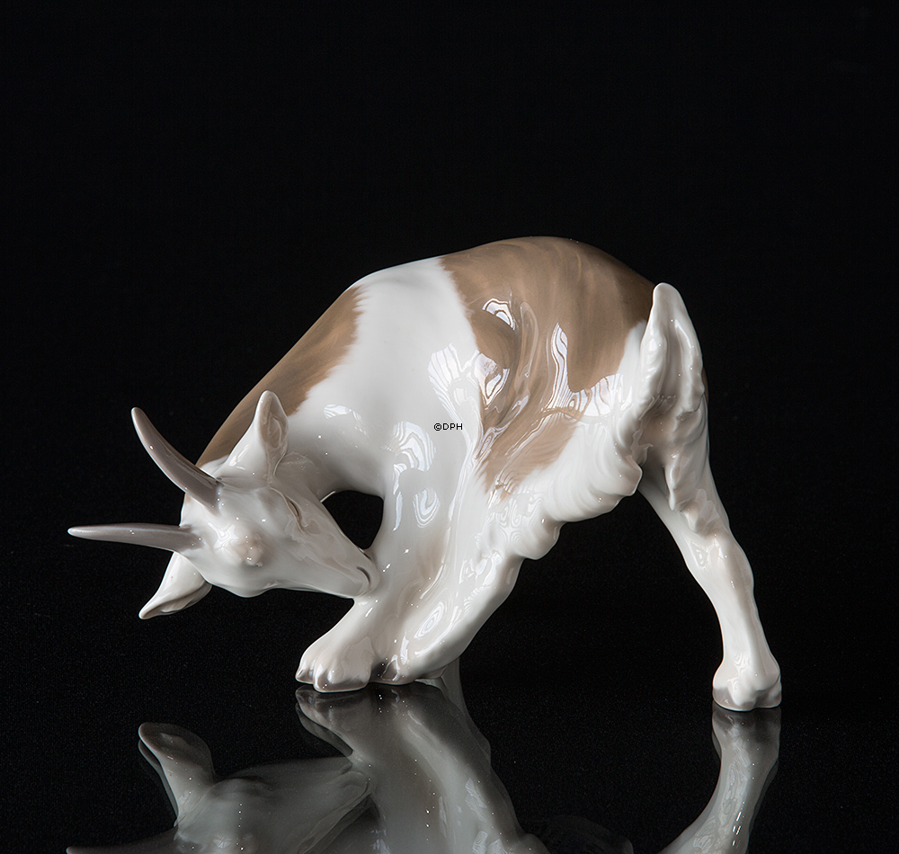 Ziege Leckt, Bing & Gröndahl Figur Nr. 1700