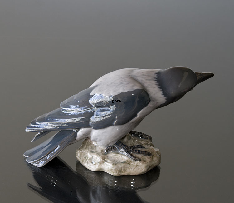 Krähe thront auf einem Felsen und scheint neugierig, Bing & Gröndahl Vogelfigur Nr. 1714