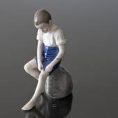 Junge sitzt auf einem Stein und rollt seine Hose auf, Bing & Gröndahl Figur...
