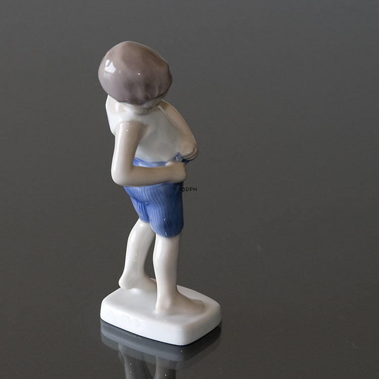 Kleinkind knöpft seine Hose, Bing & Gröndahl Figur Nr. 1759