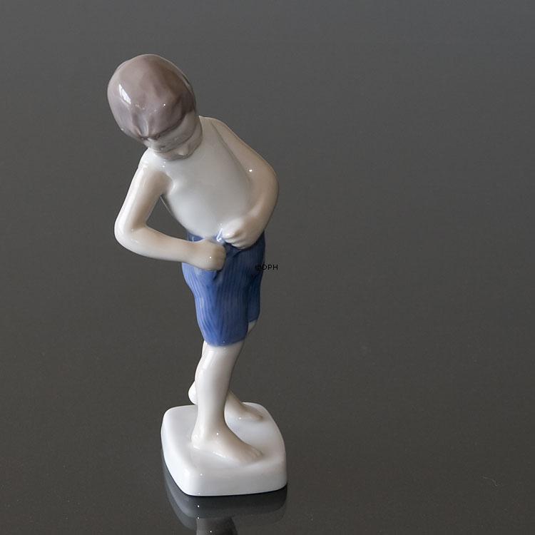 Kleinkind knöpft seine Hose, Bing & Gröndahl Figur Nr. 1759