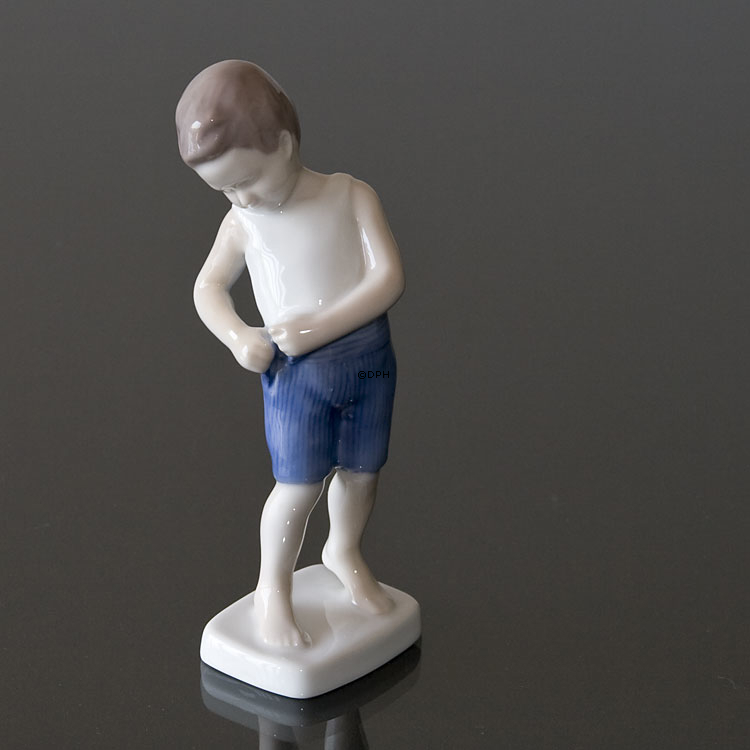 Kleinkind knöpft seine Hose, Bing & Gröndahl Figur Nr. 1759