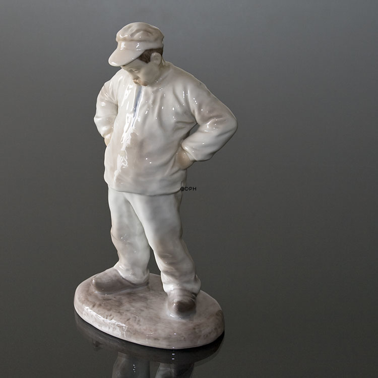 Maurer denkt darüber nach, wie die Ziegel zu legen ist, Bing & Gröndahl Figur Nr. 1021426 / 1786