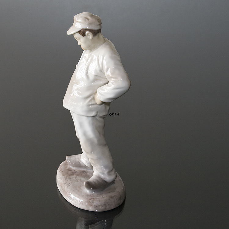 Maurer denkt darüber nach, wie die Ziegel zu legen ist, Bing & Gröndahl Figur Nr. 1021426 / 1786