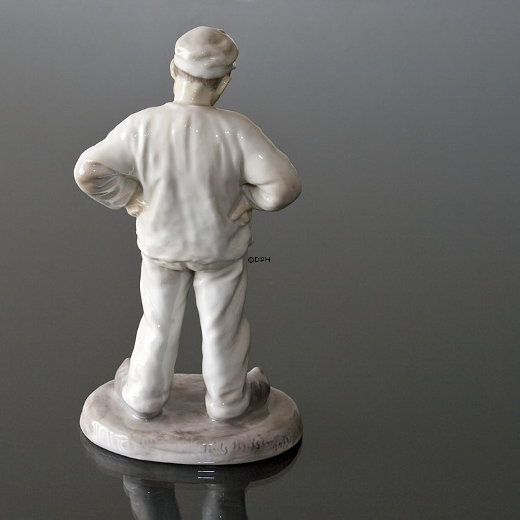 Maurer denkt darüber nach, wie die Ziegel zu legen ist, Bing & Gröndahl Figur Nr. 1021426 / 1786