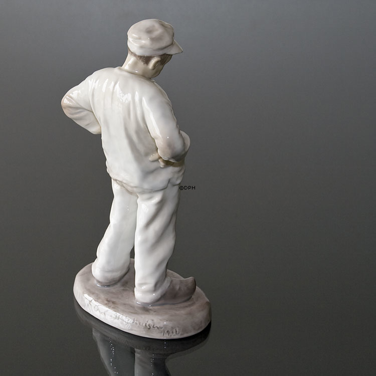 Maurer denkt darüber nach, wie die Ziegel zu legen ist, Bing & Gröndahl Figur Nr. 1021426 / 1786