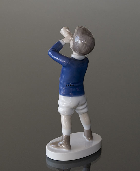 Junge bläst seine Trompete, Bing & Gröndahl Figur Nr. 1792