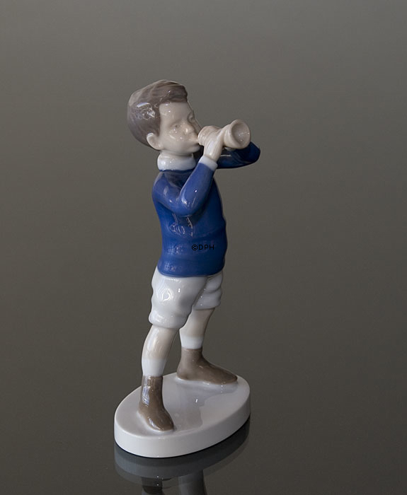 Junge bläst seine Trompete, Bing & Gröndahl Figur Nr. 1792