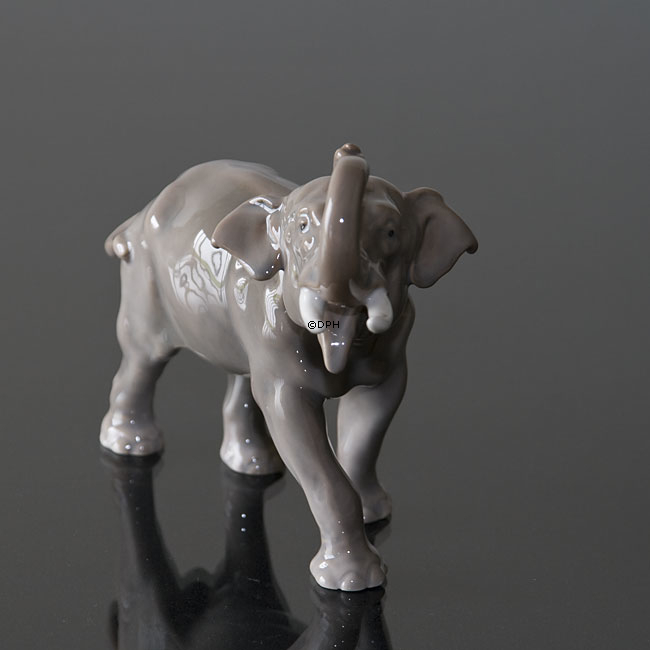 Elefant mit erhobenem Rüssel, Bing & Gröndahl Figur Nr. 1806