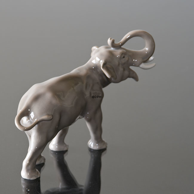 Elefant mit erhobenem Rüssel, Bing & Gröndahl Figur Nr. 1806
