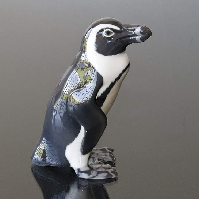 Großer Pinguin steht und schaut sich um, Bing & Gröndahl Figur Nr. 1822