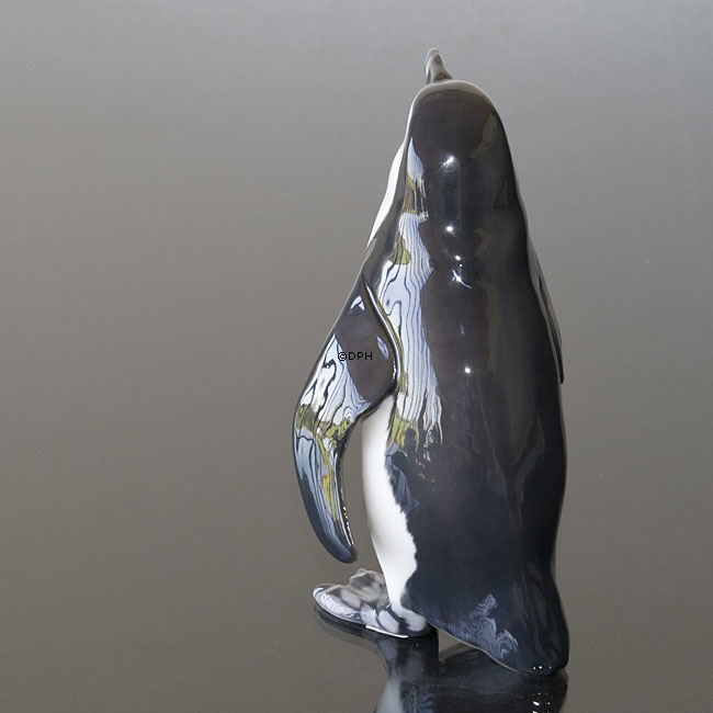 Großer Pinguin steht und schaut sich um, Bing & Gröndahl Figur Nr. 1822
