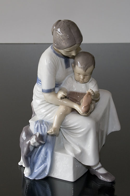 Mutter mit Kind zieht seine Socke aus, Bing & Gröndahl Figur Nr. 1829