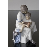 Mutter mit Kind zieht seine Socke aus, Bing & Gröndahl Figur Nr. 1829