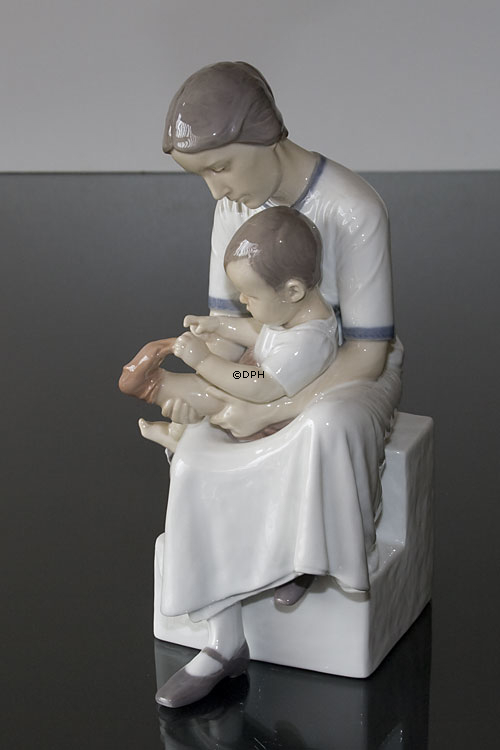Mutter mit Kind zieht seine Socke aus, Bing & Gröndahl Figur Nr. 1829