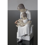 Mutter mit Kind zieht seine Socke aus, Bing & Gröndahl Figur Nr. 1829
