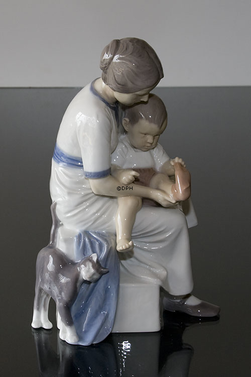 Mutter mit Kind zieht seine Socke aus, Bing & Gröndahl Figur Nr. 1829