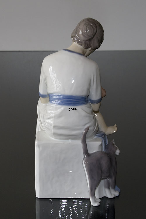 Mutter mit Kind zieht seine Socke aus, Bing & Gröndahl Figur Nr. 1829