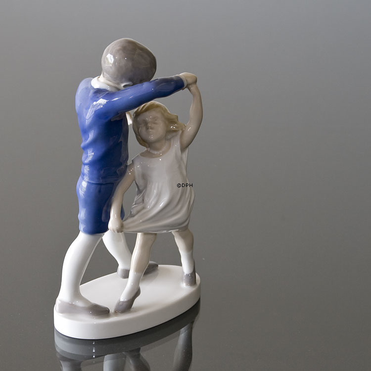 Kinder tanzen und lernen die Schritte des Walzers, Bing & Gröndahl Figur Nr. 1845