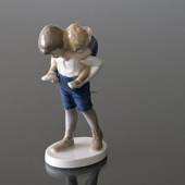Junge trägt Mädchen auf dem Rücken, Bing & Gröndahl Figur