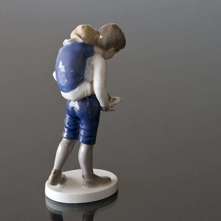 Junge trägt Mädchen auf dem Rücken, Bing & Gröndahl Figur Nr. 1848