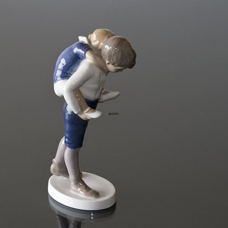 Junge trägt Mädchen auf dem Rücken, Bing & Gröndahl Figur Nr. 1848