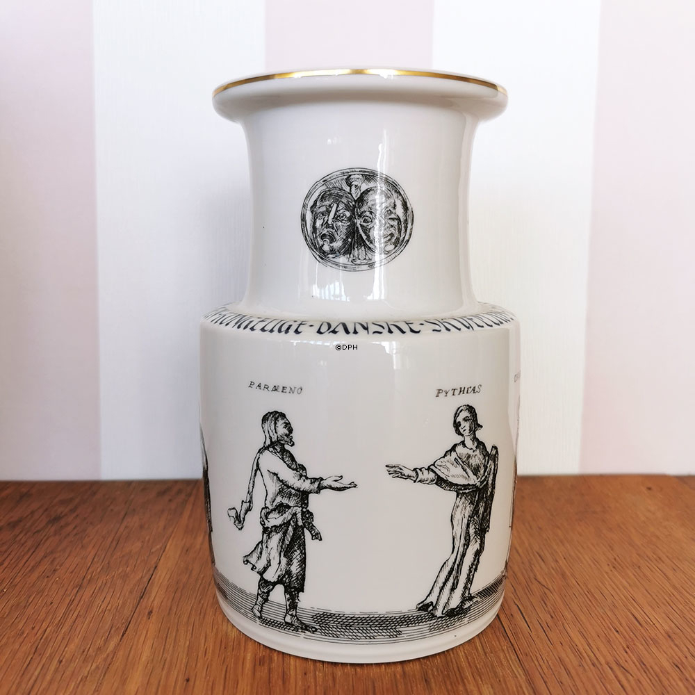 Vase mit Szenen aus Komödien vom klassischen Dramatiker Terents, Bing & Gröndahl Nr. 1857-5750