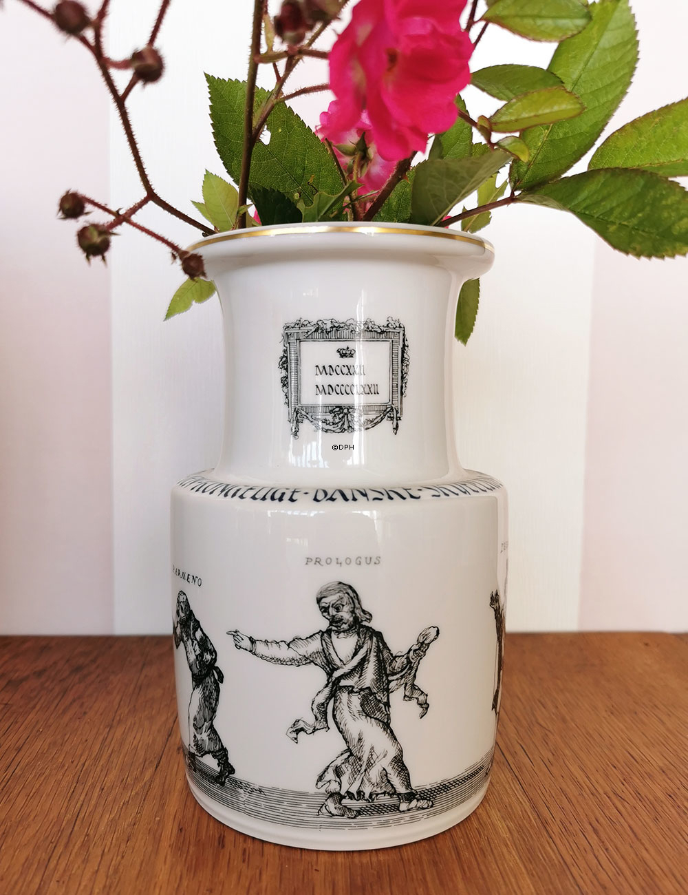 Vase mit Szenen aus Komödien vom klassischen Dramatiker Terents, Bing & Gröndahl Nr. 1857-5750