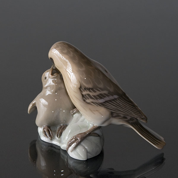 Sperling füttert seine jungen, Bing & Gröndahl Vogelfigur Nr. 1869