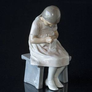 Mädchen, sitzend, Bing & Gröndahl Figur | Nr. B1879 | DPH Trading