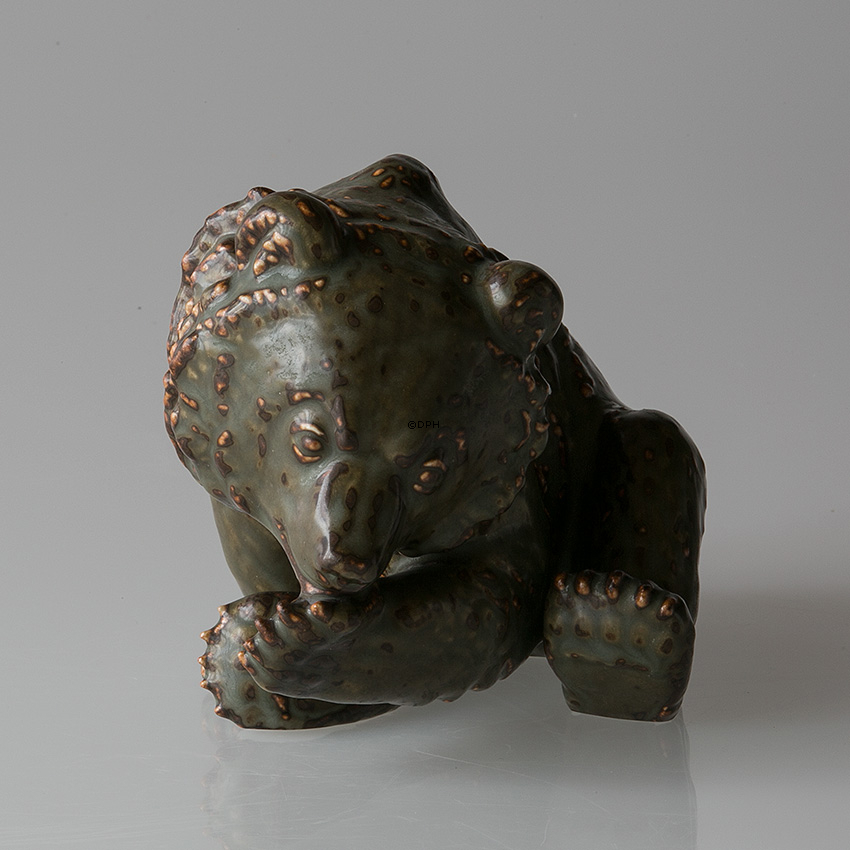 Bär sitzt und leckt seine Pfote Royal Copenhagen Steinzeug Figur Nr. 188