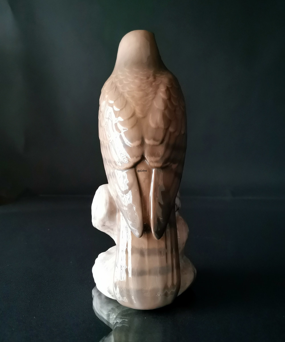 Sperber sitzt mit Blick auf dem Gelände, Bing & Gröndahl Vogel Figur Nr. 1892