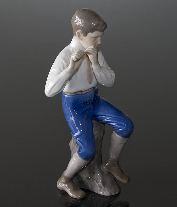 Flötenspieler sitzender Junge, Bing & Gröndahl musikalische Figur Nr. 1897