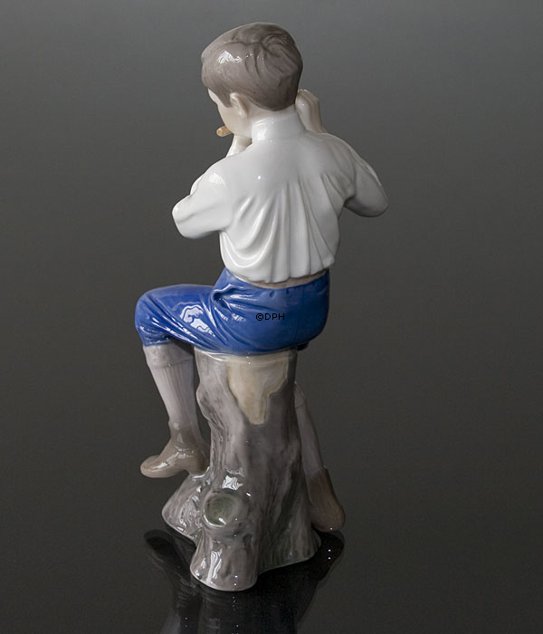 Flötenspieler sitzender Junge, Bing & Gröndahl musikalische Figur Nr. 1897