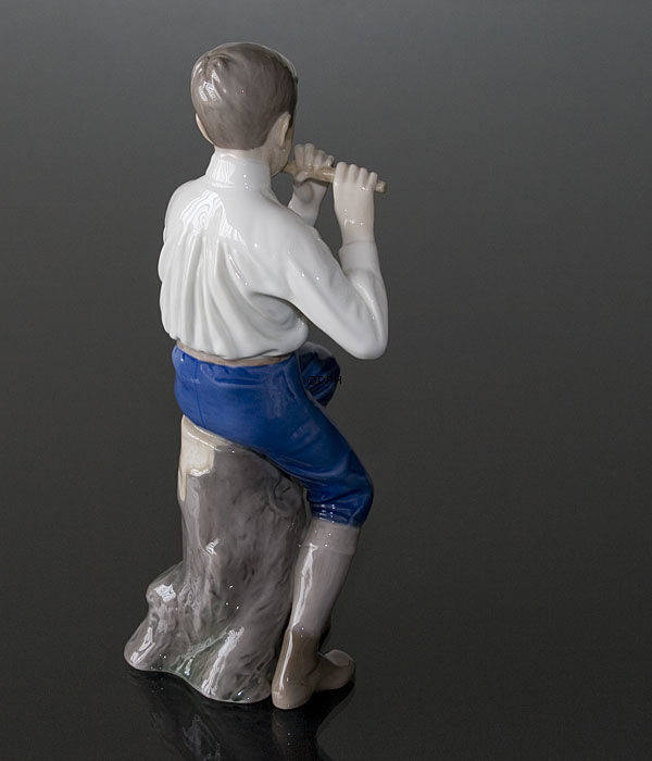 Flötenspieler sitzender Junge, Bing & Gröndahl musikalische Figur Nr. 1897