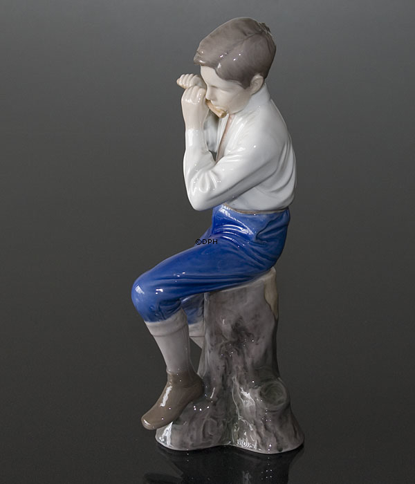 Flötenspieler sitzender Junge, Bing & Gröndahl musikalische Figur Nr. 1897