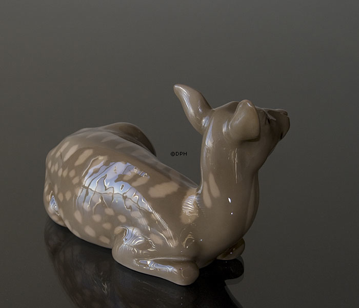 Hirsch liegt und schaut zur Seite, Bing & Gröndahl Figur Nr. 1930