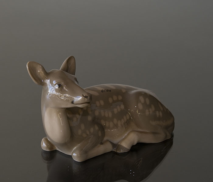 Hirsch liegt und schaut zur Seite, Bing & Gröndahl Figur Nr. 1930
